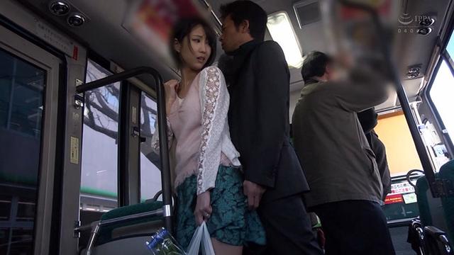 復刻版 私痴●バスに乗ります。 夫には言えないふしだらな欲望痴●強●魔に無言で生中出しされる人妻 湊莉久 サンプル画像 1