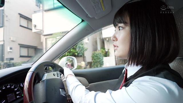 痴女タクシードライバー4 合原槻羽 ～制服の下に隠した淫乱ボディでデカチン男とSEXを愉しむ痴女ドライバー！ サンプル画像 1