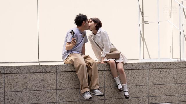 とびっこを装着したままで繁華街をベロチューデートしちゃいました！ 瑞希かりん サンプル画像 1