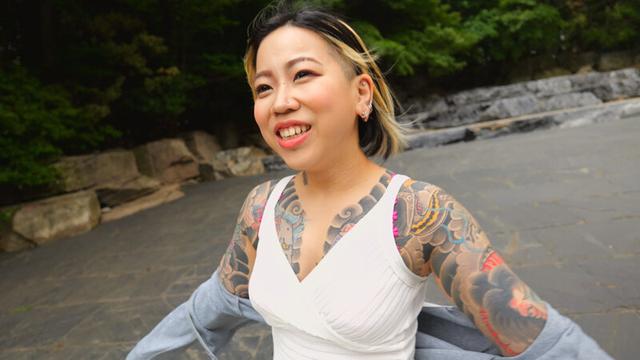 スプリットタンと全身和彫りの女のエクスタシーデート 結城雫 サンプル画像 1