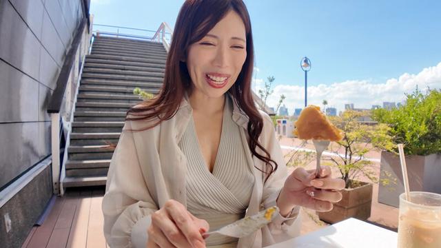 ノーブラで乳首もろバレ！バツイチ熟女と羞恥プレイデート 池田あやみ サンプル画像 3