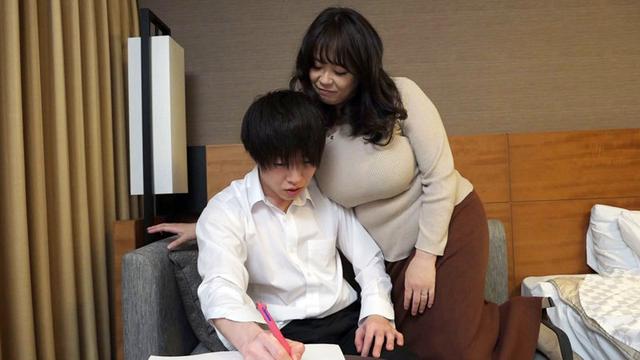息子を溺愛する爆乳ママ ～受験前の息子を元気づけるため一晩で大盤振る舞い7射精～ サンプル画像 1