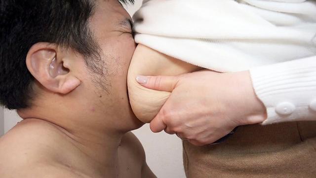 J-cup爆乳おっ母さん、欲求不満につき、隣の若い男を連れ込む。佳代子（54歳） サンプル画像 3
