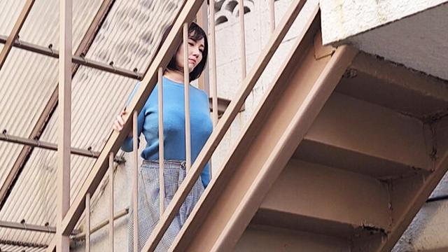 I-cup爆乳専業主婦の一度だけ犯した過ち。SNSで出会った若い男と不倫をし、盗られた動画をネタに脅迫された専業主婦は指定された東京郊外のアパートへと向かった… サンプル画像 2