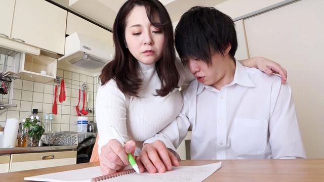 息子を溺愛する爆乳ママ ～受験前の息子を元気づけるため一晩で大盤振る舞い8射精～ サンプル画像 2