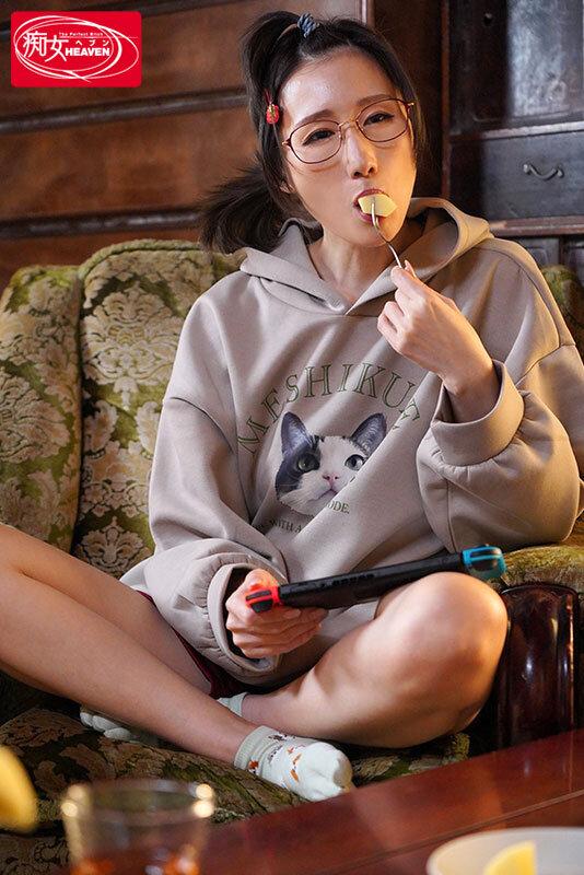 綺麗だった姉が地味巨乳喪女ニート 結婚に失敗して実家に引きこもり性欲だけが溜まってヲタクスケベ化したジュリ姉に都合のイイ肉棒として中出しオモチャにされる僕。帰省先の実家で精子びゅるびゅる10射精（汗） JULIA サンプル画像 1