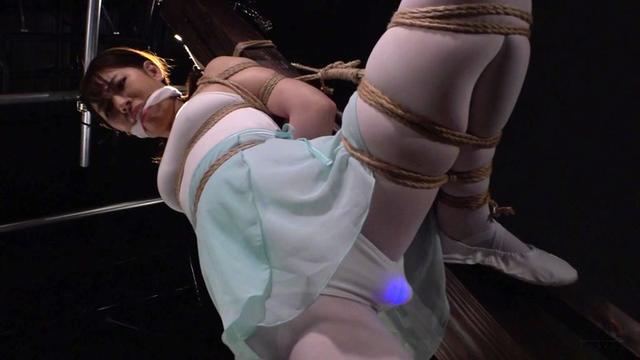 くいこみコブ縄バレリーナ 執拗に陰裂を嬲られるお嬢様プリマ 桃香りり サンプル画像 1