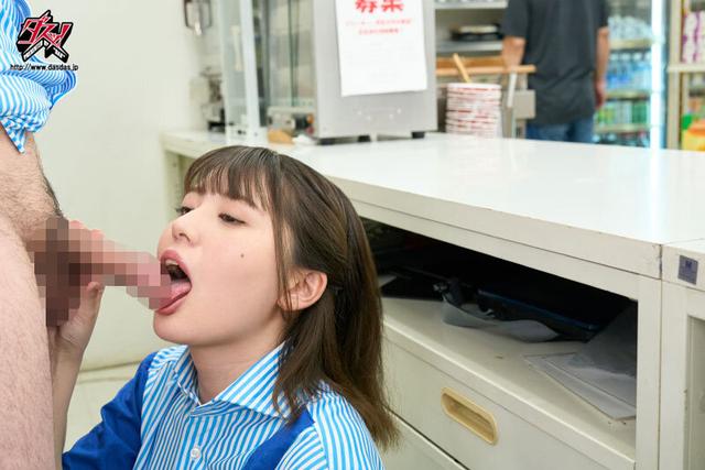 えぇー！？ここでシャブるの！？ バイトの最中、絶対バレちゃいけないのに！！ 毎日かわいい後輩がおちょくりフェラで意地悪ぱっくんちょ ひかり唯 サンプル画像 3