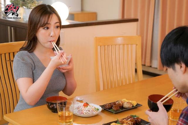 お母さんに毎日好き好きオーラを浴びせた一ヶ月後、理性が外れたお母さんと子作りセックスを何度も何度も繰り返した。 君塚ひなた サンプル画像 6