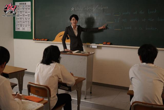 パンスト美脚をキモオヤジ校長に汚され堕ちた美尻スレンダー教師 水谷梨明日 サンプル画像 1