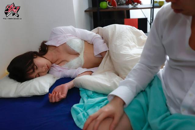 朝、起きたら隣に勃起美女。夢のような展開なのに全く思い出せない…どうやら僕らはセックスしたらしい。 愛沢さら サンプル画像 1