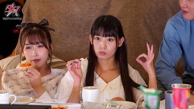 映画観ながら、まったりしない？ 女友達とカジュアルにネットミセックス 美園和花 宇流木さらら サンプル画像 5