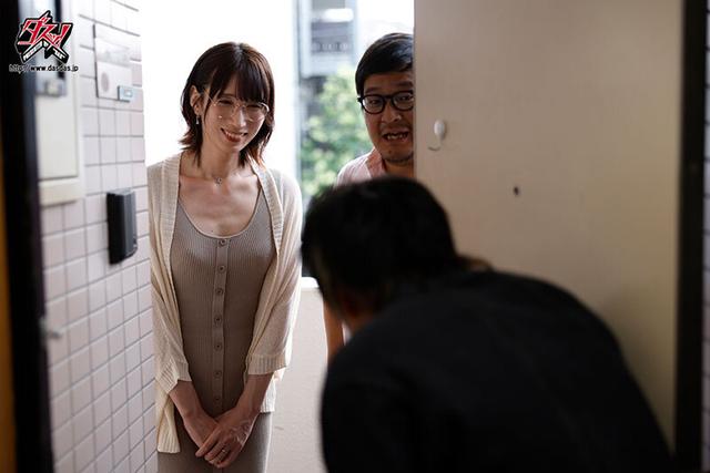 夫の留守中に年下くんを甘く誘惑してオチ○ポ食べ比べる隣の人妻ニューハーフ 春澤りお サンプル画像 1