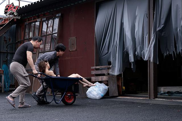 路上で酔いつぶれ…汚い野良オトコ共達に拉致られヤク漬けに…中出し何発でもOK！キマってエビ反り昇天！絶対逃げられない！みんなの公共肉便器 倉本すみれ サンプル画像 2