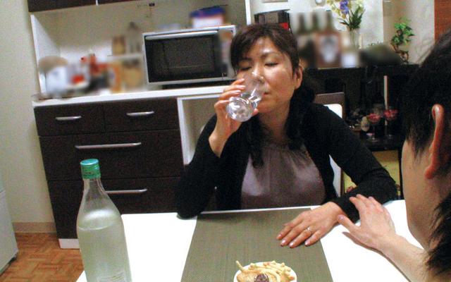 「こんな体のどこがいいの！？」豊満肉体の母はスケベな息子にヤラレちゃう4時間 サンプル画像 19