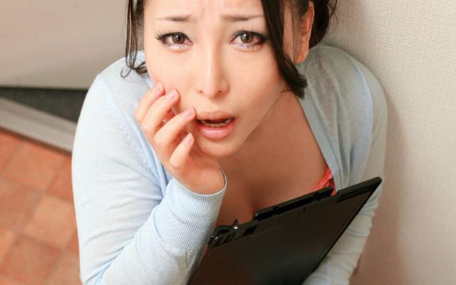 ご近所の素人おばさんがオチ○ポ見て釘付け！唾液手コキ＆濃厚フェラで抜いてくれたw4時間 サンプル画像 7