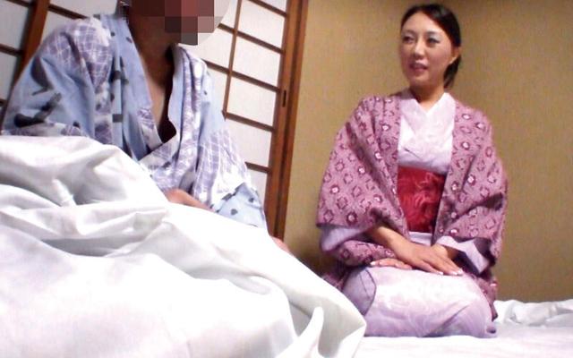 美人でエロ体型と評判の仲居さんがいる温泉に行って 人妻の仲居さんをチップで口説いてみたら…4時間 サンプル画像 1