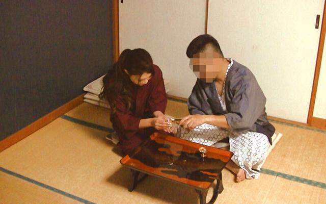 美人でエロ体型と評判の仲居さんがいる温泉に行って 人妻の仲居さんをチップで口説いてみたら…4時間 サンプル画像 11