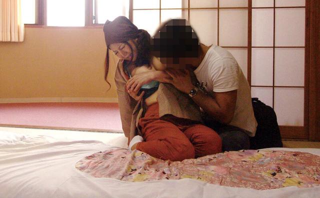 美人でエロ体型と評判の仲居さんがいる温泉に行って 人妻の仲居さんをチップで口説いてみたら…4時間 サンプル画像 13