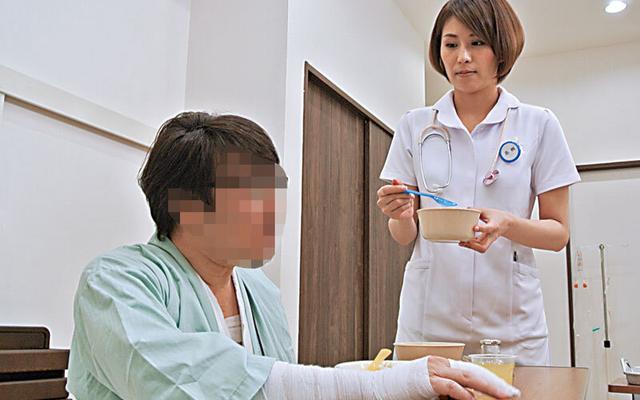 人妻ナースに勃起チ○ポ見せて射精介助を頼むと、どんな結末が…！？4時間 サンプル画像 5