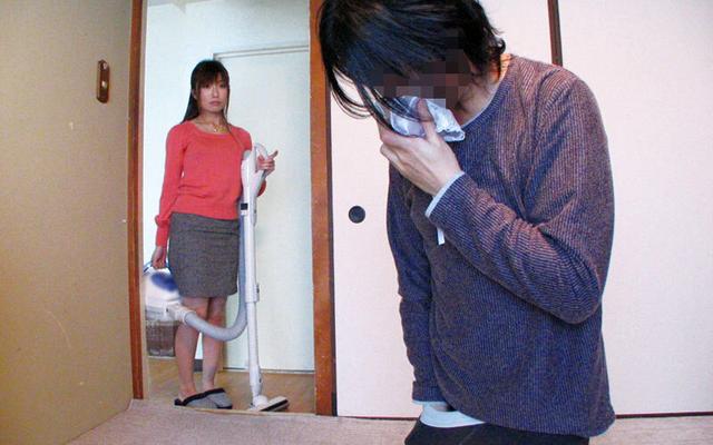 家の中で母に勃起チ○ポ見せたら…手コキフェラまでいけちゃう！？4時間 サンプル画像 1