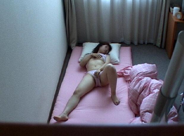盗撮＆投稿されたもの凄いオナニー 見事なイキっぷり4時間スペシャル！ サンプル画像 18
