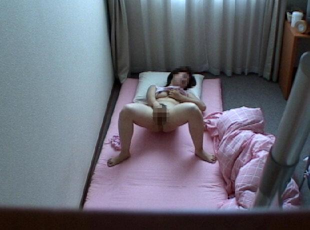 盗撮＆投稿されたもの凄いオナニー 見事なイキっぷり4時間スペシャル！ サンプル画像 19