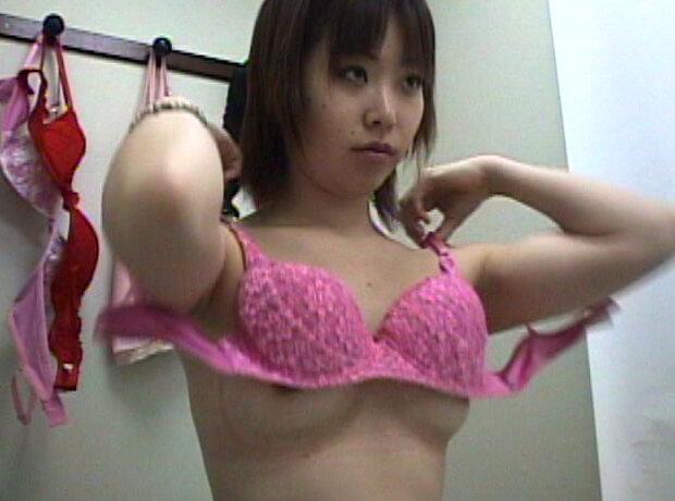 女撮り師が潜入して性的姿態を盗撮した女性の着替え記録映像 4時間特別編 2 サンプル画像 1