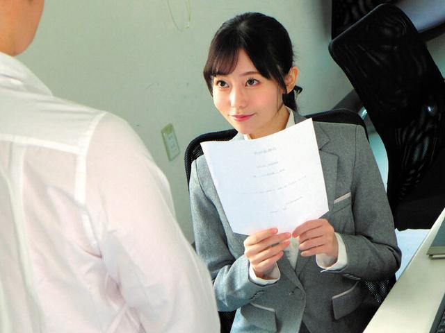 生徒の僕と淫行したことがバレて学校をクビになった女教師と5年ぶりに再会 舌と舌を絡め合わせずっと使ってないチ○ポとマ○コが合体しまくり夜明けまで何度も生中出し 秋元さちか サンプル画像 1