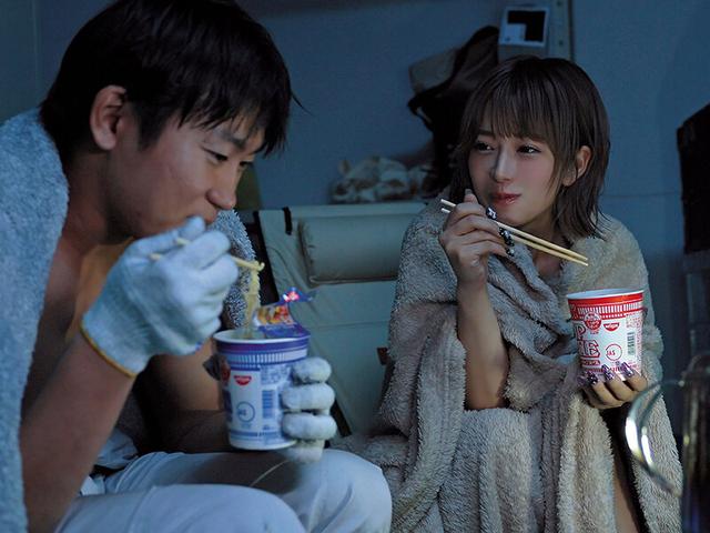 男勝りな女性整備士と真夏のガレージに閉じ込められて2人きり…はだけた作業着から覗く汗だく美巨乳スポブラ姿にたまらずSOSも忘れて何度も車庫セクしまくった 有村のぞみ サンプル画像 13