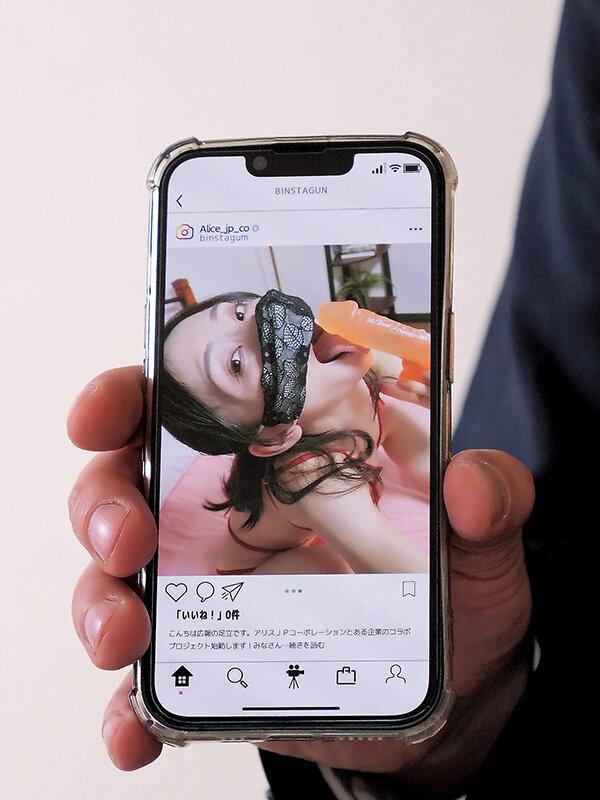 美人広報が裏垢と間違えて公式SNSに誤爆したエロ写メを秒でスクショした僕は口止めパコ狙いで近づいたけど想像を超える絶倫ビッチで何度イッてもやめてもらえずザーメンも男潮も搾り取られた 足立友梨 サンプル画像 2