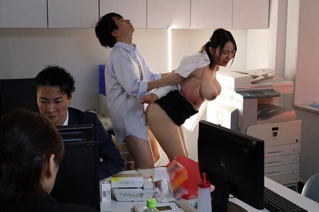 新卒ま○こは性欲処理がノルマのブラック企業。中出しザーメン便器担当:入社1年目東雲はる 朝礼/デスクで即尺/部署内4P乱交/オフィス内電マ/外回り中出し/コピー機立ちバック/昼食/パイズリ/玩具攻め/社内不倫/生ハメ中出し/退勤 サンプル画像 8