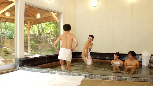 一般男女モニタリングAV 夫婦熱を再燃させる愛妻交換企画 初対面の夫婦同士がタオル一枚で相席混浴スワッピング！旦那の目の前で他人に抱かれて喘ぐ人妻たちのスケベ本性が剥き出し！お互いの旦那が嫉妬するほどイキ乱れる生ハメ連続射精セックス！ サンプル画像 2