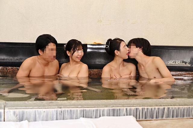 一般男女モニタリングAV 夫婦熱を再燃させる愛妻交換企画 初対面の夫婦同士がタオル一枚で相席混浴スワッピング！旦那の目の前で他人に抱かれて喘ぐ人妻たちのスケベ本性が剥き出し！お互いの旦那が嫉妬するほどイキ乱れる生ハメ連続射精セックス！ サンプル画像 3