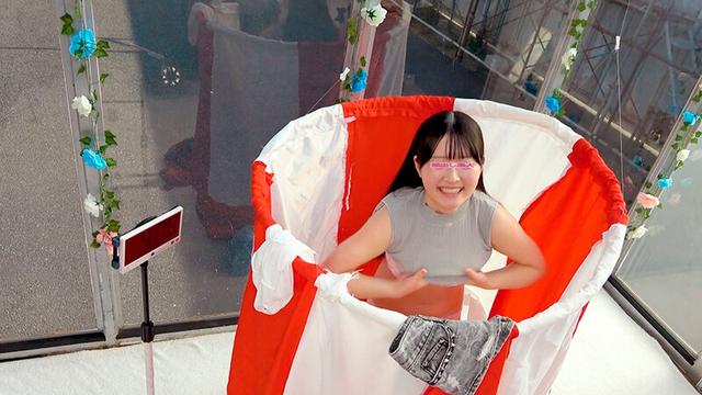 顔出しMM号 素人限定 ザ・マジックミラー 女子大生が青空ビキニ生着替えチャレンジ！3 タイムアップで公開デカチン即ハメ！イってもやめないデカチン追撃ピストンで連続中出し！ サンプル画像 2