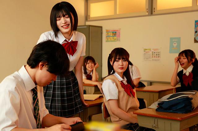 貼れば誰でもいいなり！ハーレム洗脳シールでクラスの一軍女子を完全支配してハメ比べ！ サンプル画像 2