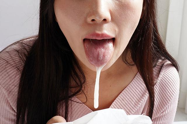 一般男女モニタリングAV マジックミラーの向こうには愛する旦那たち！仲良しママ友2人組が協力してノーハンドフェラ早抜きチャレンジ！お口と舌だけで舐めてしゃぶってザーメン抜き！タイムアップで罰ゲームのデカチン即ハメ4P！旦那のすぐ横でNTR連続生中出し！ サンプル画像 5