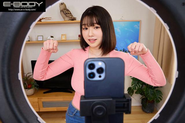 【VR】着衣巨乳でバズった人気T●kT●kerは僕の彼女 撮影の裏でイチャラブ中出しセックスしていることをファンは知らない 小坂ひまり サンプル画像 12
