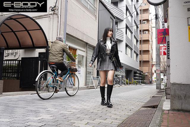 エッロい女体を舐めまわすようなフェティッシュ撮影 完璧ボディVS大男8人 120分イキっ放しノンストップ乱交 雨宮ひびき サンプル画像 1