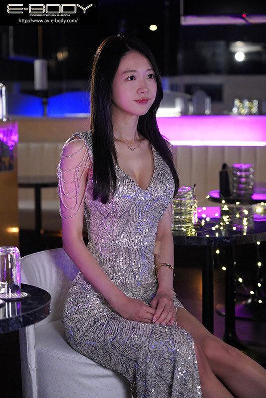 数多くの財界人が遊ぶ高級クラブのトップ嬢は脱いだら極細美ボディ、ドスケベ 超華奢55cm 美巨乳No.1ホステス AVデビュー 香住みなみ サンプル画像 3