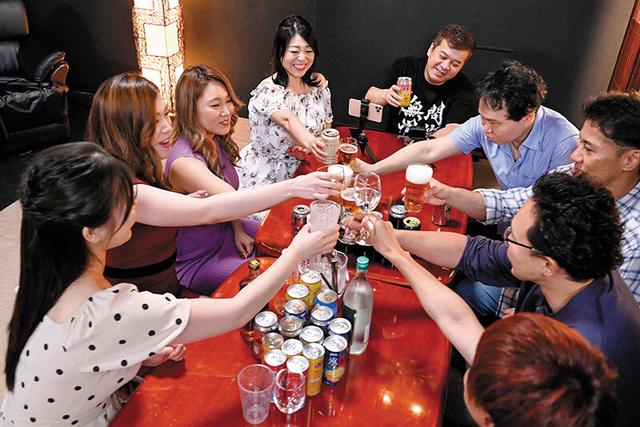 AV業界合コン！ヒップ90～100cmの女子を集めました！ ～大きなヒップがイッたりきたり！酒池肉林の淫乱合コン！ サンプル画像 1