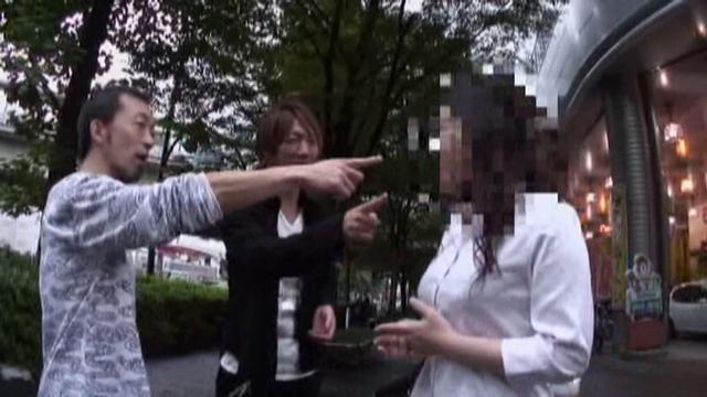復刻版2枚組 素人巨乳美熟女ナンパ × 第二回 催●熟女合コン～正気を失った美熟女達の、大乱交パーティ～ サンプル画像 12