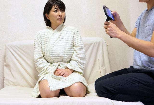 ［素人主婦ドキュメント］求人募集でやってきた豊満熟ボディーのアラフィフ奥様はEカップ95cm、口説いてやりたい放題ヤってみた！ 松沢ゆかり サンプル画像 12