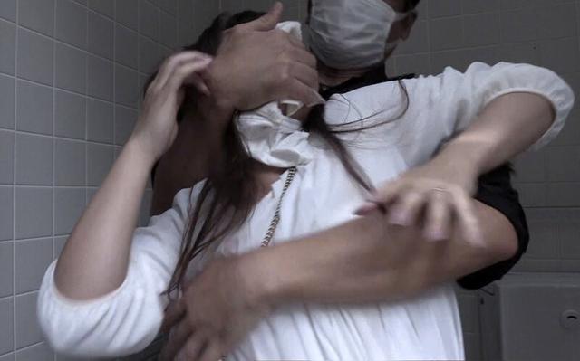 ［閲覧注意］輪●レ●プ映像 ノーカット無編集・婦女強●犯罪記録 クロロホルムとスタンガンで昏●、媚薬で絶対服従 無限ピストンで肉襞は腫れ上がり膣奥がブッ潰れるまでイカされ続け精神崩壊した熟れ若妻！ 栄川まりな サンプル画像 1
