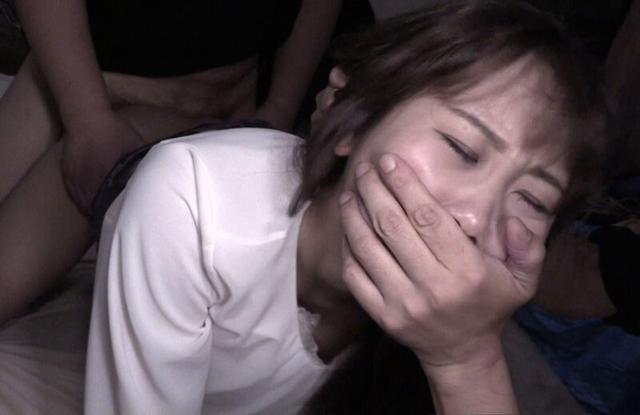 ［閲覧注意］輪●レ●プ映像 ノーカット無編集・婦女強●犯罪記録 クロロホルムとスタンガンで昏●、媚薬で絶対服従 無限ピストンで肉襞は腫れ上がり膣奥がブッ潰れるまでイカされ続け精神崩壊した熟れ若妻！ 栄川まりな サンプル画像 4