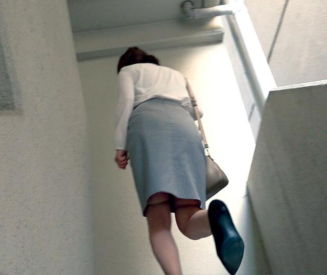 ［閲覧注意］輪●レ●プ映像 ノーカット無編集「婦女強●犯罪記録」 無限絶頂！ クロロホルムとスタンガンで昏●、媚薬で錯乱 激しく抵抗する熟妻に容赦無い連続追撃中出しピストン！子宮の奥底までえぐり突かれ壊され堕ちて行く… 秋元美織 サンプル画像 1
