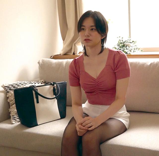 ［主婦のエッチな生体験談］ 実録！本当にあった女のSEX事件簿 ・ リアルドキュメントシチュエーション ＃田舎に嫁いだ美人妻、町内会に横領と不倫がバレる！ 平井栞奈 サンプル画像 1