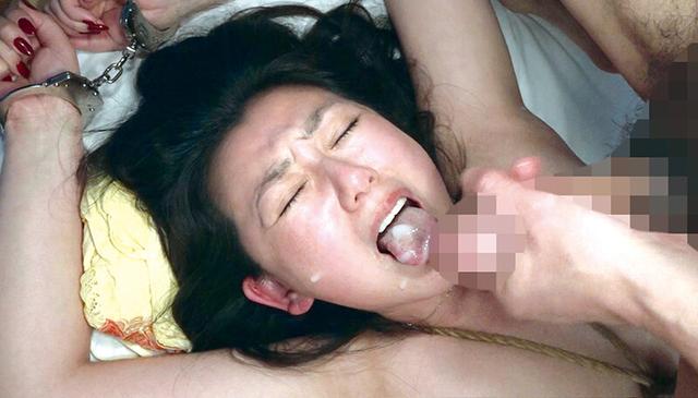 ［閲覧注意］輪●レ●プ映像 ノーカット無編集「婦女強●犯罪記録」 豊満女体無限姦淫！ クロロホルムとスタンガンで昏●、媚薬で淫汁噴射、犯●れながらも激しく暴れ抗い続ける艶熟妻 薬漬けで膣内射精されまくりイキ続けブッ壊れる！！ 奈良崎みづき サンプル画像 18