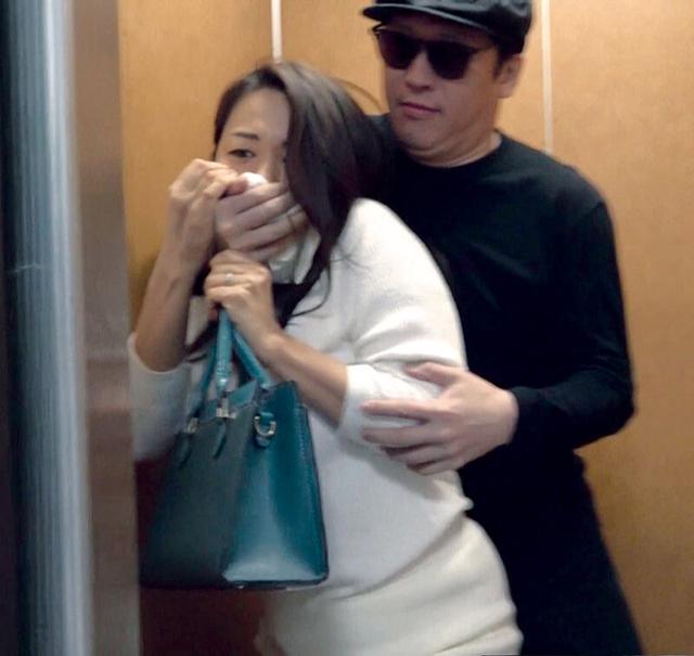 ［閲覧注意］輪●レ●プ映像 ノーカット無編集「婦女強●犯罪記録」 自宅を特定された主婦・肉辱孕ませ蹂躙！ クロロホルムとスタンガンで昏●、媚薬で淫欲覚醒 犯●れ激しく抗い続けた人妻は淫薬に屈し肉棒をブチ込まれ中出しされながら白目を剥きイキ崩れた！ 佐久間楓 サンプル画像 2
