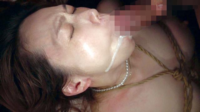 ［閲覧注意］輪●レ●プ映像 ノーカット無編集「婦女強●犯罪記録」 艶熟巨乳妻強●妊娠！ クロロホルムとスタンガンで昏●、媚薬で淫乱メス奴●覚醒 美しく熟れた女体は子宮の奥まで延々と犯●れ続けイキ狂う！ 藤木オリエ サンプル画像 20